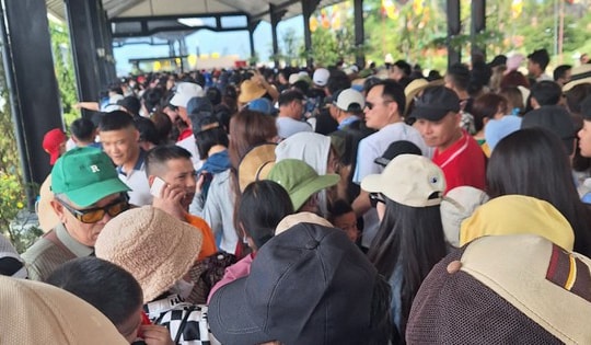 Nghỉ lễ dài ngày, nhà nghỉ tăng giá gấp đôi, dòng người xếp hàng 2 tiếng vẫn chưa vào được điểm du lịch