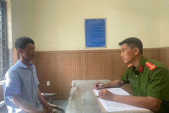 Người đốt xe máy trên ôtô đặc chủng của cảnh sát bị tạm giữ