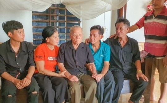 Giây phút trùng phùng của hai cha con sau 43 năm thất lạc