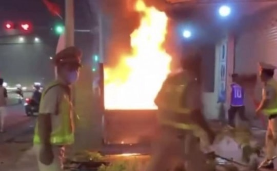 Cục CSGT thông tin vụ nam tài xế đốt nhiều xe máy trên xe cảnh sát ở Đồng Nai