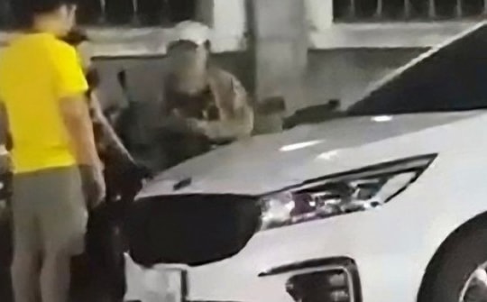 Clip “người lạ” thu phí đỗ ô tô qua đêm ở Quy Nhơn gây bão mạng