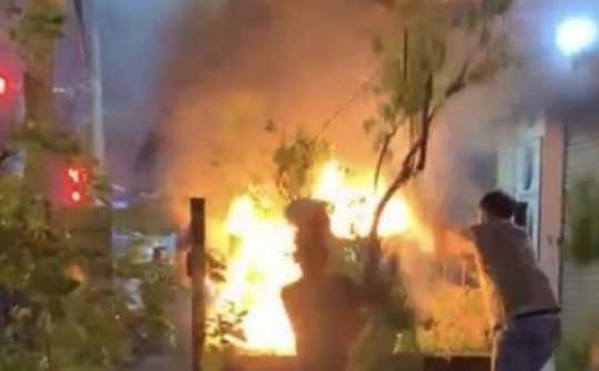 CLIP: Người đàn ông đốt nhiều xe máy trên xe tải chuyên dụng của CSGT ở Đồng Nai