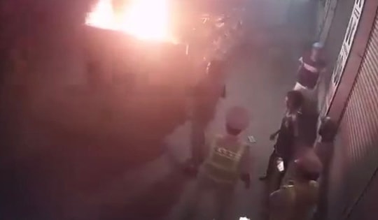 Tạm giữ hình sự đối tượng đốt xe máy sau khi bị lập biên bản vi phạm nồng độ cồn