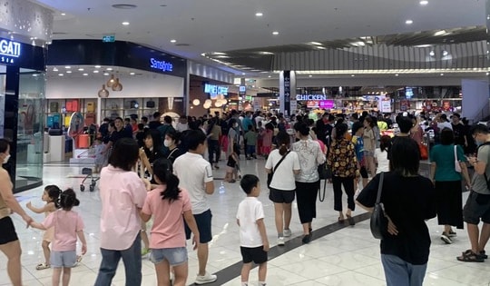 Tránh nóng, người dân đổ xô đến các Trung tâm Thương mại trong dịp nghỉ lễ 30/4 - 1/5