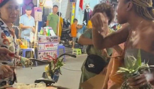 Vụ bán 500.000 đồng/3 quả dứa ở phố cổ Hà Nội: Sau trình diện, cơ quan công an sẽ làm gì?