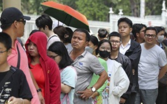 Người dân xếp hàng dài chờ vào Dinh Độc lập sáng 30/4