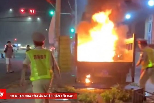 Vi phạm nồng độ cồn còn đốt xe máy trên ô tô đặc chủng: Sai chồng sai!