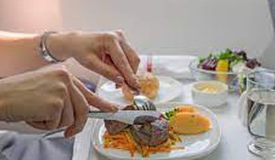 Những thực phẩm nên ăn và nên tránh khi đi máy bay