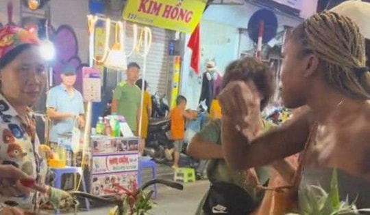 Vụ bán 500.000 đồng/3 dứa ở phố cổ Hà Nội: Người phụ nữ bán hàng rong bị oan, Công an chính thức thông tin vụ việc