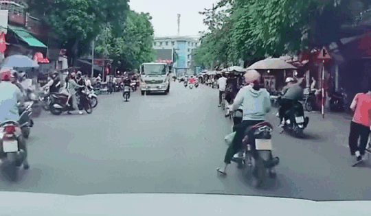 Video: Thót tim cảnh người phụ nữ đi xe máy bất ngờ trượt ngã đúng lúc xe tải đi tới