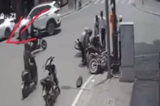 Clip: Lao vun vút vào giao lộ, 3 xe máy tông liên hoàn, 4 người gặp nạn