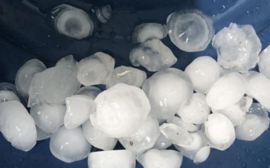 Mưa đá to bằng quả trứng đổ xuống Nghệ An