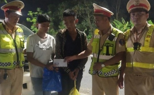 Hai anh em bị nhà xe bỏ lại, phải ngủ trên đèo Hải Vân