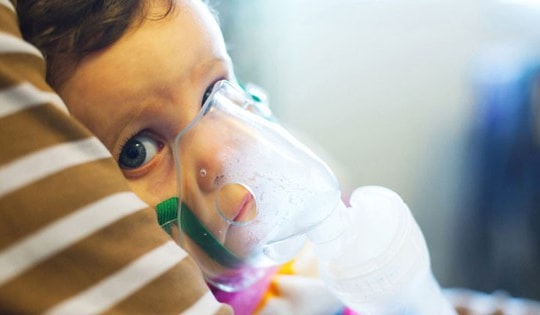 Trẻ viêm tiểu phế quản có nên dùng thuốc kháng sinh?