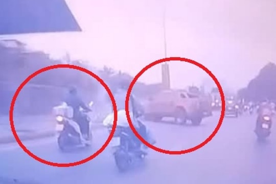 Clip: Ô tô bán tải bất ngờ lao đầu vào dải phân cách, tài xế xe máy gặp “vạ lây”