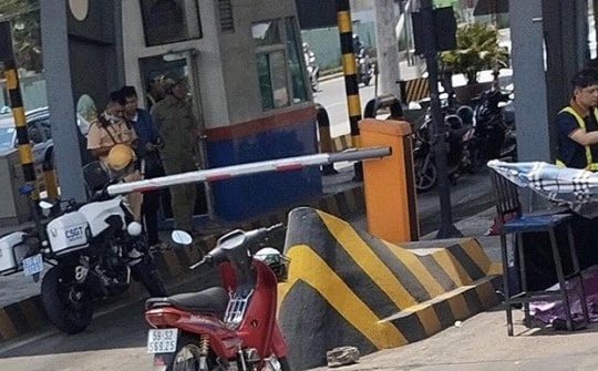 Nhân viên trạm thu phí xa lộ Hà Nội bị xe container tông tử vong