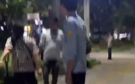 Một phụ nữ bán hàng rong gí dao vào cổ cán bộ khi bị nhắc nhở