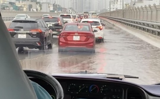 Kì lạ đường Vành đai 2 trên cao thành “sông”: Đơn vị quản lý nói gì?