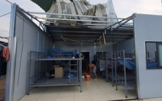 Lốc tốc mái nhà, cây đổ, các công nhân dự án đường Vành Đai 3 phải nấp vào gầm bàn