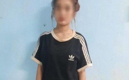 Bị rọi đèn xe vào mặt, thiếu nữ 15 tuổi cầm dao đâm cô gái thủng phổi