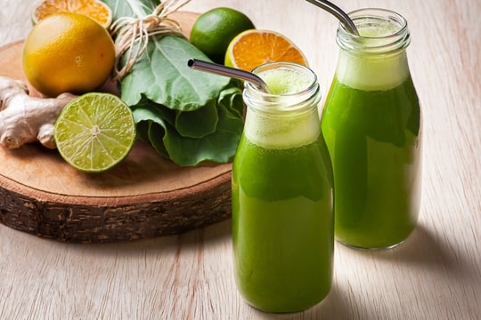 Những lợi ích của việc uống nước bắp cải xanh