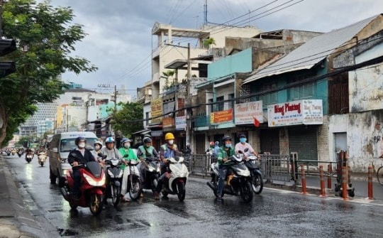 Sáng sớm mưa đã ướt đường, người dân TP.HCM trông mưa to