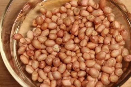 Có cần ngâm nước trước khi rang lạc?