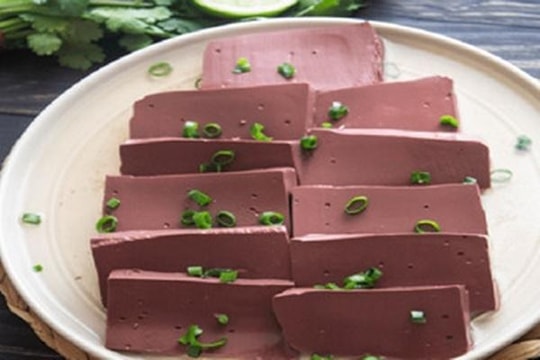 Tiết lợn bị ghét bỏ, giá rẻ như cho nhưng bổ với nhiều người