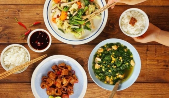 Đũa dùng sai cách sẽ thành 'ổ vi khuẩn' huỷ hoại sức khoẻ, từ loét dạ dày, bệnh gan đến ung thư đều có thể 'gõ cửa'