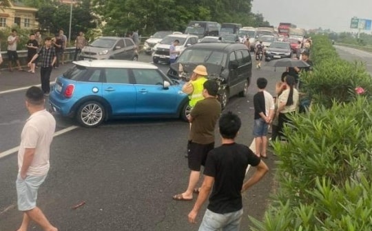 6 ô tô tông liên hoàn, cao tốc Nội Bài - Lào Cai ùn tắc