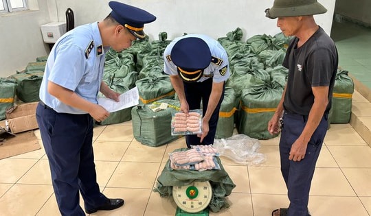 Kiểm tra xe tải ở lề đường, phát hiện gần 2.000 kg xúc xích, chân gà chảy nước