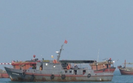 4 tàu cá ở Quảng Bình chìm do giông lốc, nhiều ngư dân mất tích trên biển