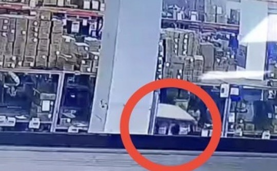 Vụ nam công nhân tử vong thương tâm tại nhà máy: Người tự ý sử dụng xe nâng bị xử lý thế nào?