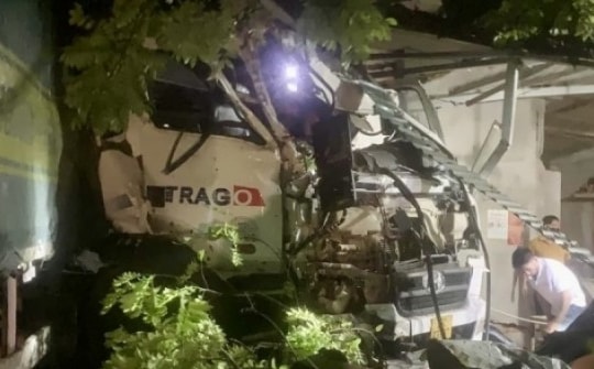 Tài xế xe đầu kéo vi phạm nồng độ cồn, đâm vào nhà dân