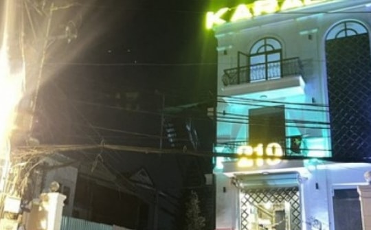 Vụ đâm nhân viên quán karaoke: Gọi hai nhân viên nữ trước khi đâm người
