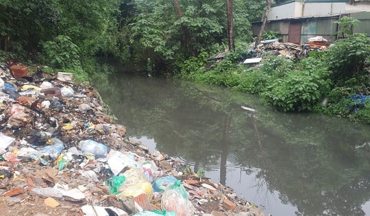 Kênh mương Kẻ Khế ở Hà Nội tràn ngập rác, nguồn nước đen kịt tiềm ẩn nguy cơ dịch bệnh