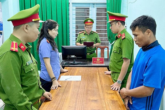 Bé gái bị hai hàng xóm cưỡng bức