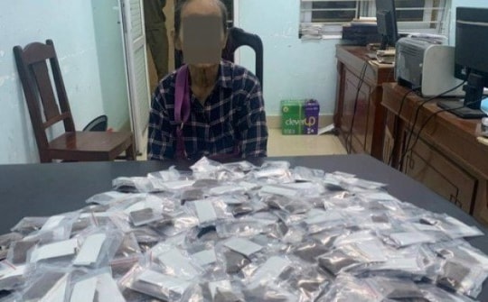 Choáng với số ma túy dạng "cỏ Mỹ" trong người cụ bà 69 tuổi