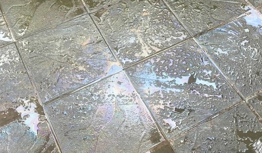 Hà Nội: Nghi vấn khách sạn đổ dầu thải trên phố Trích Sài để ngăn người dân tập thể dục