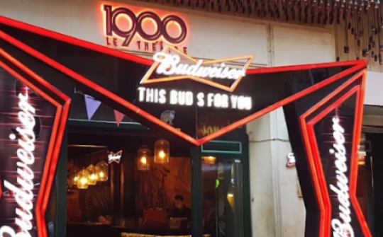 Quán bar 1900 bơm “bóng cười” cho khách sử dụng ngay tại quầy lễ tân