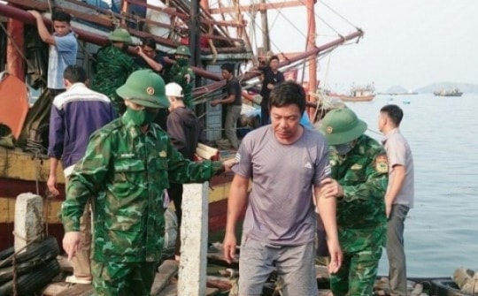 Mở rộng phạm vi, huy động nhiều tàu tìm kiếm 10 ngư dân mất tích