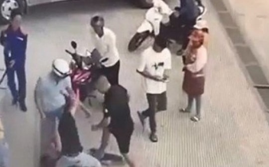 Người đàn ông bị đánh hội đồng dã man tại cây xăng