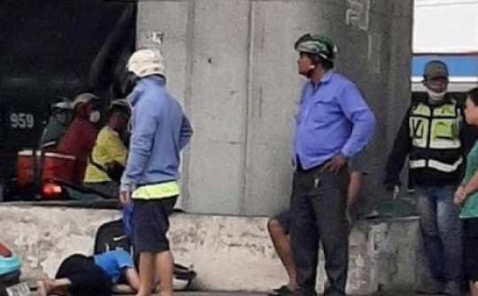 Vụ trụ đèn chiếu sáng đè người: Do xe tải tông vào