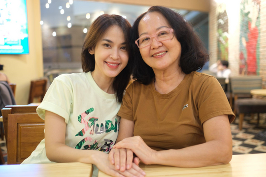 Tú Vi trải lòng nhân dịp Ngày của Mẹ