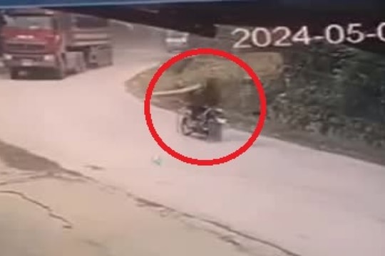 Clip: Ôm cua “mất kiểm soát” lao vào xe tải, tài xế xe máy gặp đại nạn