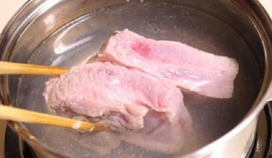 Vợ chồng cãi nhau vì 'dùng nước luộc thịt để luộc rau muống', chuyên gia nói gì?