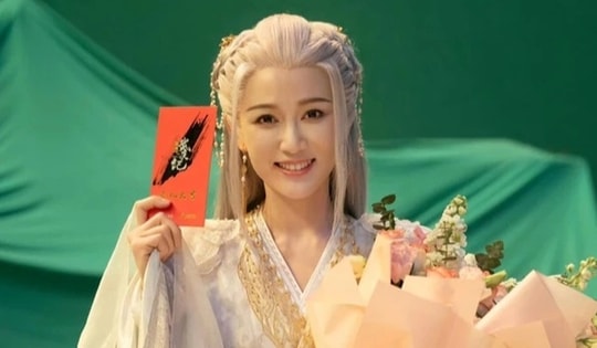 Mỹ nhân U50 vẫn tự tin vào vai công chúa, hạnh phúc bên chồng kém 9 tuổi