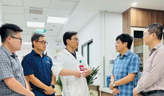 Câu lạc bộ Bí thư Đoàn thanh niên ngành Y tế động viên nữ bác sĩ Bệnh viện K bị tai nạn hi hữu