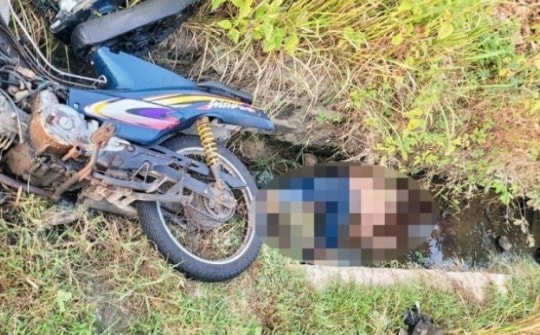 Thi thể nam thanh niên dưới mương nước bên cạnh chiếc xe máy