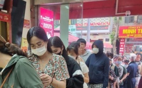 Giá vàng miếng SJC 'điên loạn', ai hưởng lợi?